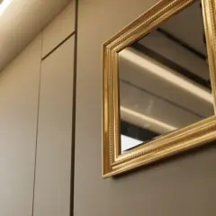 Jak powiesić lustro z ramą? Uniknij błędów poradnik DIY