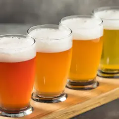 Quattro bicchieri di birra di diversi colori, un assaggio che racconta la storia della birra.
