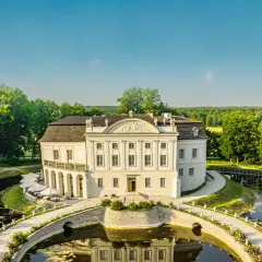 Pałac w Kurozwękach, otoczony fosą i bujną zielenią, zaprasza do podziwiania swojej barokowej architektury.