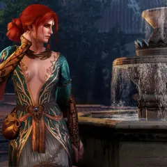 Triss Merigold, jedna z postaci z Wiedźmin 3 romanse, stoi przy fontannie w bogatej, zdobionej sukni.