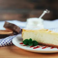 Idealny kawałek sernika, który po upieczeniu stężeje, z miętą i sosem.