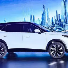 Biały SUV Omoda 7 na tle futurystycznego miasta. Poznaj jego imponujące omoda 7 wymiary i nowoczesny design.