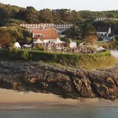 Evento en la playa madre Cantabria, con gente disfrutando de la terraza y el ambiente festivo, quizás antes de unos conciertos.