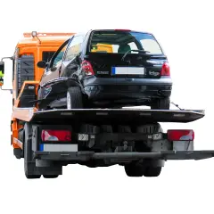 Uszkodzony czarny Renault Twingo jest ładowany na lawetę. Widać, że można holować samochód po wypadku.