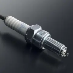 Bujía Suzuki CR9E1-9. La vida útil de una bujía depende de su uso y mantenimiento.