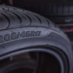 Opona z oznaczeniem 205/45R17, idealna dla Fiata Panda, gotowa na nowe przygody.