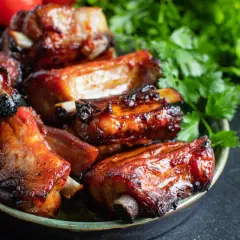 Soczyste, pieczone żeberka w glazurze, idealne do grillowania. Dowiedz się, jak doprawić żeberka do pieczenia, by były pyszne.