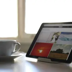 Poranna kawa i tablet z rankingiem tabletów do 1500 zł. Idealny zestaw do planowania zakupów.