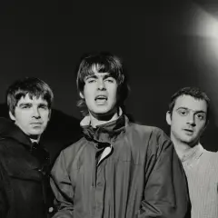 Oto lista zespołów rockowych zagranicznych alfabetycznie: Oasis, Blur, Radiohead. Pięciu mężczyzn na zdjęciu to członkowie zespołu Oasis.