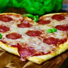 Serce z ciasta, sosu, sera i pepperoni. Idealna pizza walentynkowa na romantyczny wieczór.