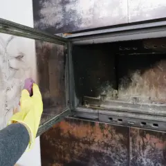 Jak czyścić kominek z sadzy - proste sposoby na skuteczne czyszczenie