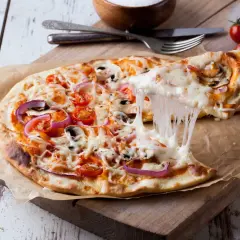 Rozciągający się ser z pizzy 32 cm z pomidorkami i cebulą. Zastanawiasz się, ile kcal ma pizza 32 cm?