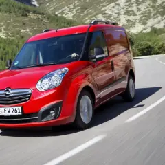Czerwony bus osobowy Opel Combo na krętej drodze. Czy to ten bus osobowy jest najmniej awaryjny?