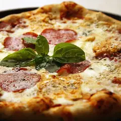 Jak zrobić włoską pizzę: prosty przepis na idealne ciasto i sos