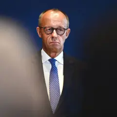 Max Adenauer, mit Brille und Krawatte, blickt nachdenklich in die Ferne.