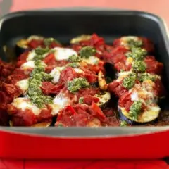 Aubergine gratinerad med tomatsås, mozzarella och pesto. Ett perfekt storkok recept för hela familjen.