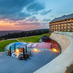 Luksusowy hotel z basenem i jacuzzi na tarasie, otoczony malowniczymi wzgórzami. To jeden z najlepszych hoteli w Polsce, idealny na relaks.