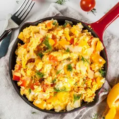 Uova strapazzate con peperoni e cipolle, un classico per la colazione o un pasto veloce. Questa peperoni e uova ricetta abruzzese è semplice e gustosa.
