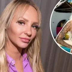 En ung kvinna med blont hår och tatueringar, klädd i en svart bikini, poserar vid en pool.