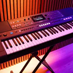 Czarny keyboard Yamaha PSR-E463 na statywie, idealny do nauki gry. Sprawdź nasz ranking keyboardów dla dzieci!