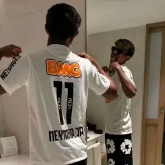 Neymar Jr., najdroższy piłkarz świata, przymierza nową koszulkę z numerem 11.