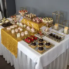 Elegancki słodki stół na 30 osób, pełen deserów i babeczek. Sprawdź cenę tej słodkiej uczty!