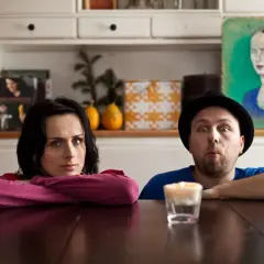 Natalia Niemen z mężem przy stole, przed nimi świeca.