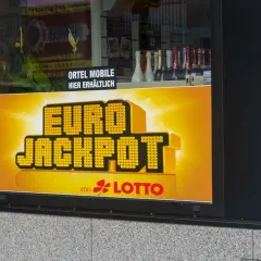 Reklama Eurojackpot na witrynie sklepowej. Dowiedz się, jak grać w Eurojackpot i wygrać!