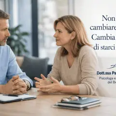 Coppia in colloquio, lei parla con le mani, lui ascolta. "Non devi cambiare gli altri. Cambia il modo di starci insieme.