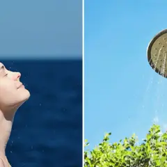 Drömmer du om att bygga utedusch? En kvinna njuter av en uppfriskande dusch utomhus, med en duschmunstycke mot en blå himmel i bakgrunden.