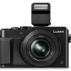 Czarny aparat Panasonic Lumix LX100 III z wysuwanym fleszem i obiektywem Leica.
