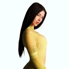 Anna, la cantante, posa con un abito giallo trasparente, mostrando un tatuaggio sul braccio.
