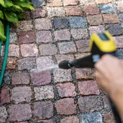 Jak usunąć zielony nalot z kostki brukowej i zapobiec jego powrotowi