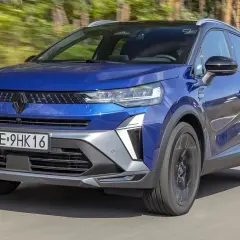 Nowy Renault Captur w niebieskim kolorze, idealny na rodzinne wycieczki. Sprawdź jego atrakcyjną cenę!