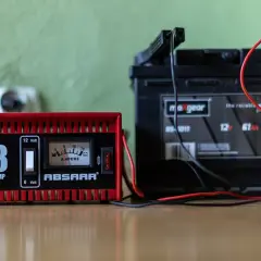 Jak ładować akumulator prostownikiem est 305 - uniknij błędów i oszczędź czas