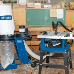 Ensemble de sciage et aspirateur de marque Scheppach dans un atelier de menuiserie.