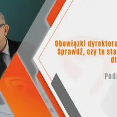 Mężczyzna w okularach i garniturze zamyślony przy biurku z klepsydrą.