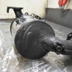 Część układu wydechowego, prawdopodobnie DPF, owinięta czarną taśmą. Czy dpf wypali się na postoju?