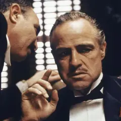 Don Vito Corleone, ojciec chrzestny, słucha rady.