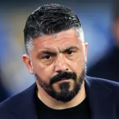 Gennaro Gattuso, zamyślony trener, w ciemnej marynarce, z charakterystyczną brodą.