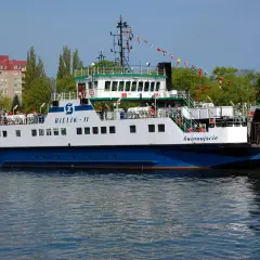 Prom "Bielik II" w Świnoujściu, idealny dla turystów. Sprawdź cennik przeprawy promowej!