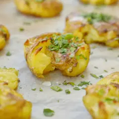 Krispiga, gyllene smashed potatoes med färska örter. Ett enkelt och gott recept på smashed potatoes som passar till allt.