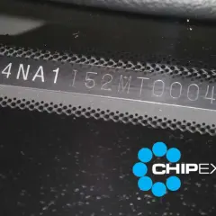 Tabliczka z numerem VIN JH4NA1152MT000412. Użyj go, by sprawdzić kod lakieru. Logo CHIPEX.