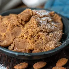 En skål med lyxig mandelmassa, perfekt för bakning. Receptet ger en härlig konsistens.