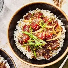 En läcker poke bowl med ris, marinerad tonfisk, sesamfrön och salladslök. En perfekt och fräsch måltid.
