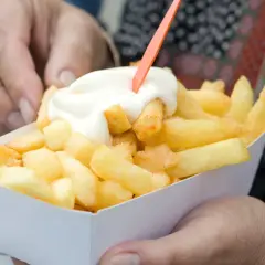 Złociste frytki z majonezem, które przypominają o tym, skąd pochodzą frytki – z Belgii.