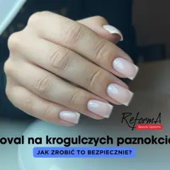 Dłoń z zadbanymi paznokciami w stylu francuskiego manicure.
