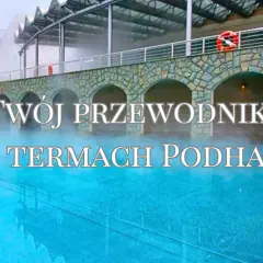Woda w basenie termalnym paruje, tworząc mgiełkę wokół kamiennej budowli. Odkryj gorące źródła Podhala!
