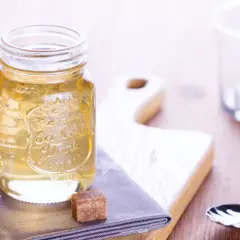 Słodki syrop cukrowy w słoiku, obok kostki cukru. Idealny do drinków, prosty przepis.
