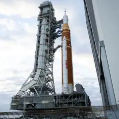 Ogromna rakieta SLS NASA stoi na platformie startowej, gotowa do podróży na Księżyc.